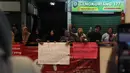 Para pedagang keberatan dengan kenaikan harga sewa kios yang dinilai terlalu tinggi, bahkan mencapai empat kali lipat setelah revitalisasi. Tampak dalam foto, para pedagang melakukan aksi protes di dalam Pasar Pramuka, Jakarta Timur, Jumat (14/11/2025). (merdeka.com/magang/Rendi Saputra)