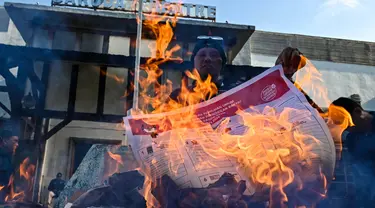 Petugas pemilu membakar surat suara yang berlebih dan rusak pada sehari jelang hari pemilihan presiden/wakil presiden dan anggota legislatif di Banda Aceh pada 13 Februari 2024. (CHAIDEER MAHYUDDIN/AFP)