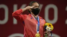 Sejak keikutsertaan Filipina di Olimpiade 1924, tepatnya 97 tahun yang lalu, akhirnya Filipina mampu meraih medali emas pertamanya di Olimpiade Tokyo 2020. Adalah Hidilyn Diaz, atlet angkat besi putri di kelas 55 kg yang mempersembahkannya, Senin (26/7/2021). (Foto: AP/Luca Bruno)
