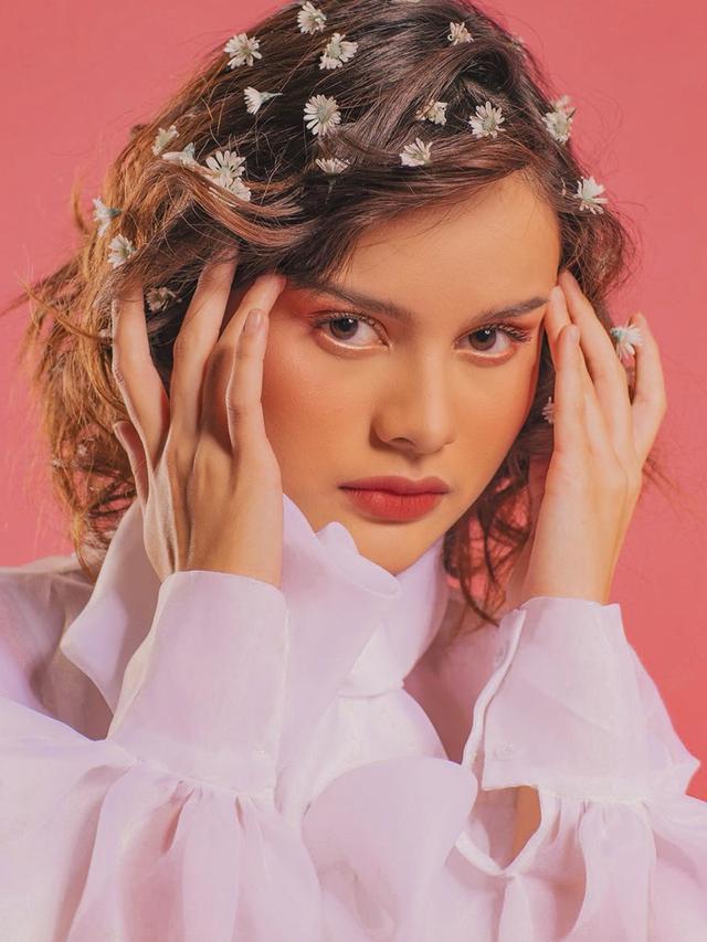 6 Pesona Safira Crespin, Model Cantik yang Dikabarkan ...
