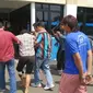 Komplotan gembos ban didor di Jatinegara. (Liputan6.com/Nanda Perdana Putra)