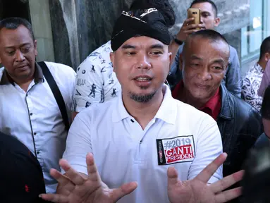 Seniman, Dhani Ahmad Prasetyo jelang membuat pelaporan tentang dugaan persekusi di Bareskrim Mabes Polri Gedung KKP, Jakarta, Jumat (19/10). Dhani Ahmad merasa mendapat perlakuan persekusi saat berada di Surabaya. (Liputan6.com/Helmi Fithriansyah)