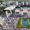Foto udara menunjukkan umat Muslim saat melaksanakan salat Idul Adha di Masjid Raya Baiturrahman, Banda Aceh pada Rabu 27 Mei 2026. (CHAIDEER MAHYUDDIN/AFP)