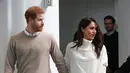 Pangeran Harry memengang tangan tunangannya Markle saat menghadiri sebuah acara yang diselenggarakan oleh perusahaan sosial Stemettes untuk merayakan Hari Perempuan Internasional di Millennium Point, Birmingham (8/3). (AFP Photo/Pool/Ian Vogler)