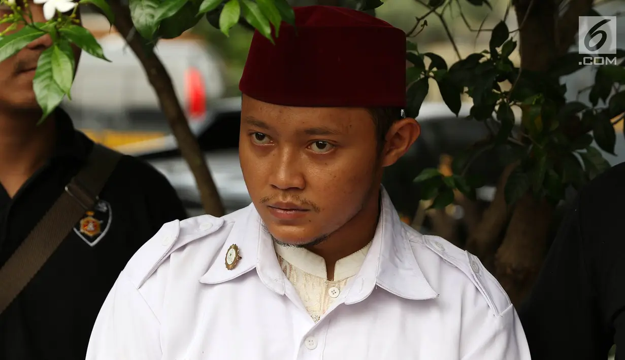 Salah satu tersangka pelaku persekusi diperlihatkan di Polda Metro Jaya, Jakarta, Jumat (2/6). Reskrim Polres Jaktim menangkap dua pelaku persekusi terhadap PMA, 15 tahun, karena diduga menghina FPI dan Rizieq Syihab. (Liputan6.com/Immanuel Antonius)