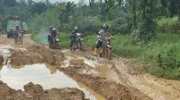 Rombogan Kapolres Rokan Hulu melewati jalan berlumpur menjemput logistik Pemilu di desa terpencil. (Liputan6.com/M Syukur)