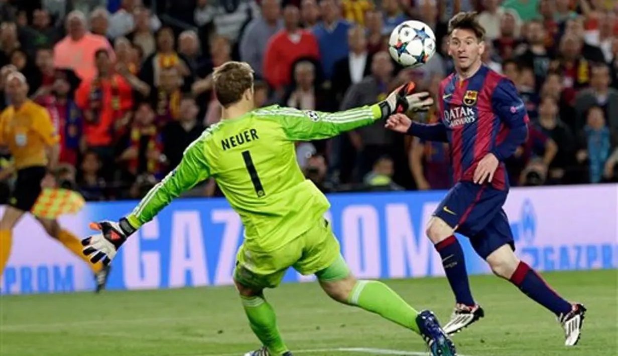 Lionel Messi menaklukkan Manuel Neuer untuk mencetak gol kedua Barcelona. (AP Photo/Emilio Morenatti)