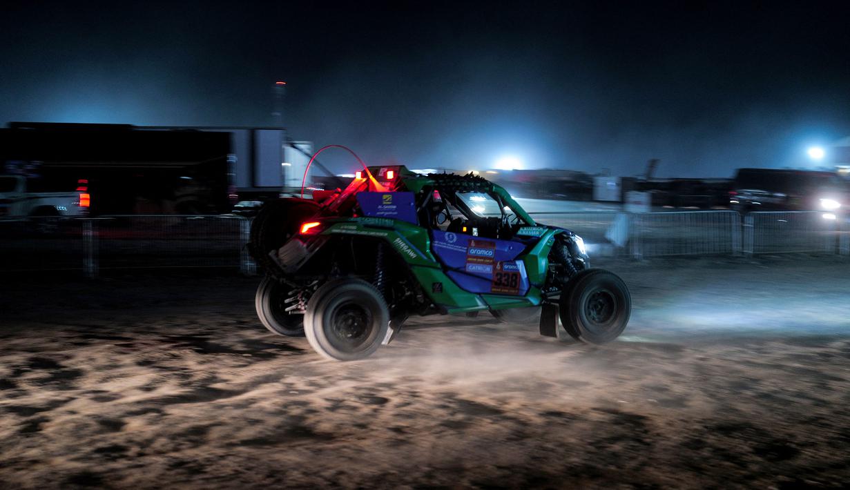 Mobil tim Shegawi Racing saat mengikuti uji coba sebelum ajang Reli Dakar 2025 pada Kamis (02/01/2025) waktu setempat di Bisha, Arab Saudi. Ajang tersebut akan berlangsung pada 3 hingga 17 Januari 2025. (AFP/Valery Hache)