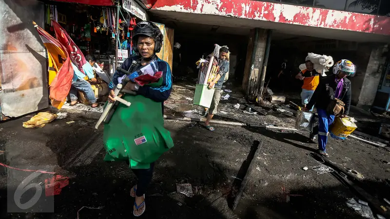 20170119-Pasar Senen Kebakaran, Pedagang Evakuasi Barang Dagangan-Jakarta