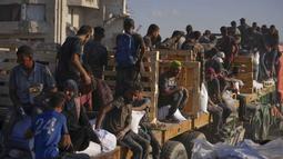 Israel sudah melonggarkan blokade sehingga truk-truk pengangkut bantuan makanan untuk warga Palestina di Jalur Gaza bisa masuk. (AP Photo/Jehad Alshrafi)