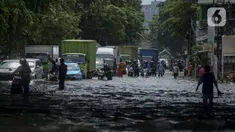 Sejumlah kendaraan melintasi banjir di Jalan Husein Nastranegara Perapatan Rawa Bokor,Tangerang, Sabtu (1/2/2020). Hujan deras yang mengguyur sejak Jumat (31/1) malam menyebabkan sejumlah kawasan di Tangerang terandam air. (merdeka.com/Imam Buhori)