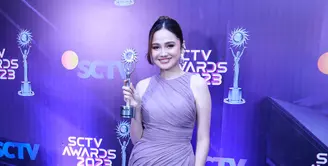 Acara penghargaan bergengsi SCTV Awards 2023 kembali digelar pada Rabu (22/11/2023) malam. Acara berlangsung sukses dan meriah di Studio 5 Emtek City, Daan Mogot, Jakarta Barat. Berikut beberapa potret artis di carpet biru SCTV Awards 2023. Syifa Hadju meraih penghargaan Aktris Pendamping Paling Ngetop. [Foto: Bayu Herdianto/KapanLagi.com]