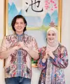 Pasangan Cut Meyriska dan Roger Danuarta turut merayakan hari Raya Imlek dengan busana yang lebih santun. Seperti apa potretnya? [@cutratumeyriska]