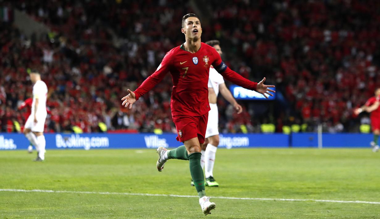 Penyerang Portugal, Cristiano Ronaldo, melakukan selebrasi usai mencetak gol ke gawang Swiss pada laga UEFA Nations League di Estadio Do Dragao pada Kamis (6/6) dini hari WIB. Portugal menang 3-1 atas Swiss. (AP/Armando Franca)