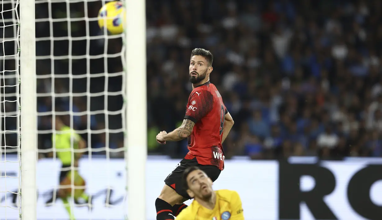 Napoli ketinggalan lebih dahulu setelah AC Milan mencetak dua gol pada babak pertama melalui sundulan Olivier Giroud. (Alessandro Garofalo/LaPresse via AP)