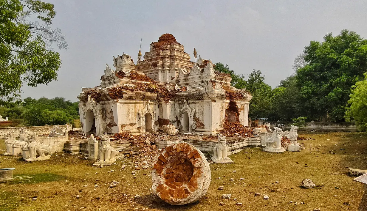 Gempa bumi berkekuatan magnitudo 7,7 yang mengguncang Myanmar pada 28 Maret 2025 lalu menyebabkan kerusakan di tempat-tempat bersejarah dan keagamaan. (Foto oleh AFP)