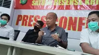 Polres Metro Bekasi Kota menggelar konferensi pers  kasus dugaan keracunan yang menimpa satu keluarga di Ciketing Udik, Bantargebang, Kota Bekasi. (Foto: Liputan6.com/Bam Sinulingga)