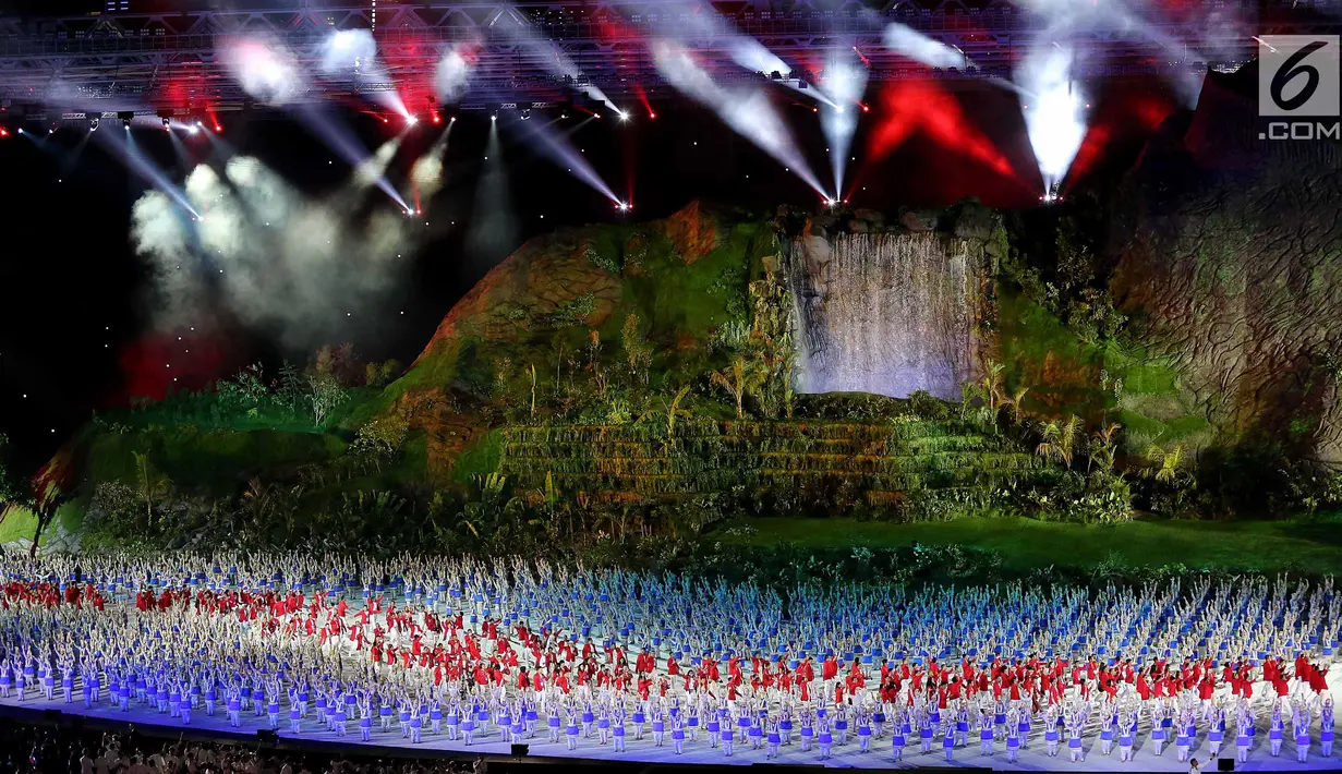 Atlet kontingen Indonesia memasuki stadion pada pembukaan Asian Games 2018 di Stadion Utama Gelora Bung Karno (SUGBK), Jakarta, Sabtu (18/8). Atlet renang I Gede Siman Sudartawa dipercaya menjadi pembawa bendera Merah Putih. (Liputan6.com/Ferbian Pradolo)