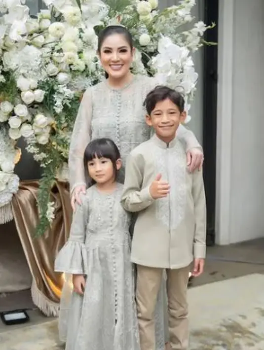 Nindy Ayunda tampil kompak dengan putra putrinya mengenakan pakaian warna senada. (Foto: Instagram/@nindyayunda)