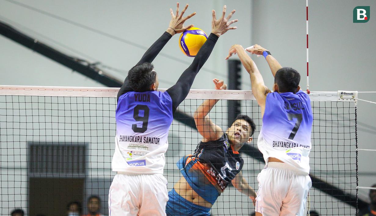 Pemain Jakarta BNI 46, Muhamad Melgis Nur Amal (tengah) melakukan spike ke arah tim Surabaya Bhayangkara Samator saat laga lanjutan PLN Mobile Proliga 2022 di GOR Padepokan Voli Jenderal Polisi Kunarto, Bogor, Jumat (14/01/2022). (Bola.com/Bagaskara Lazuardi)