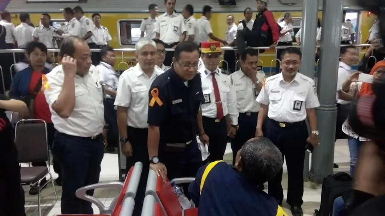 Dirut PT KAI Edi Sukmoro melakukan pemeriksaan jalur lintasan  kereta api menjelang Natal dan Tahun Baru 2017 di Yogyakarta. (Liputan6.com/Yanuar H)