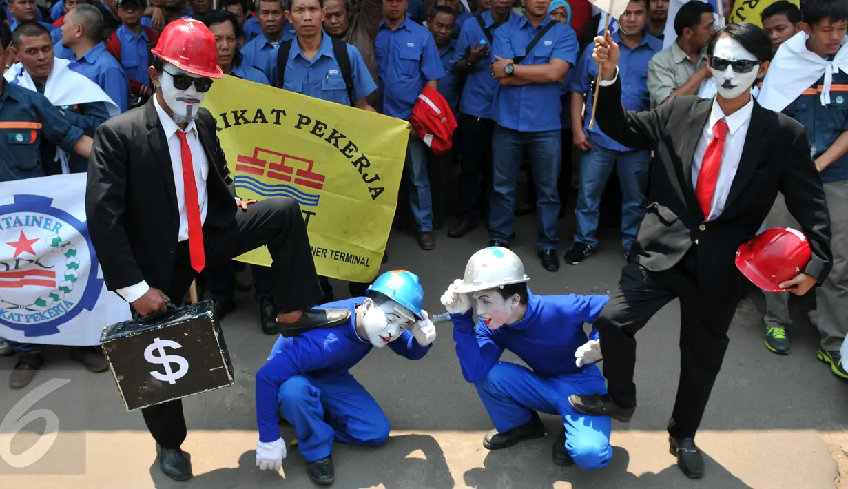Serikat pekerja Jakarta International Container Terminal (JICT) melakukan aksi pantomim di depan Gedung KPK, Jakarta, Selasa (22/9/2015). Mereka meminta pengusutan dugaan korupsi perpanjangan konsesi JITC oleh Pelindo II. (LIputan6.com/Andrian M Tunay)