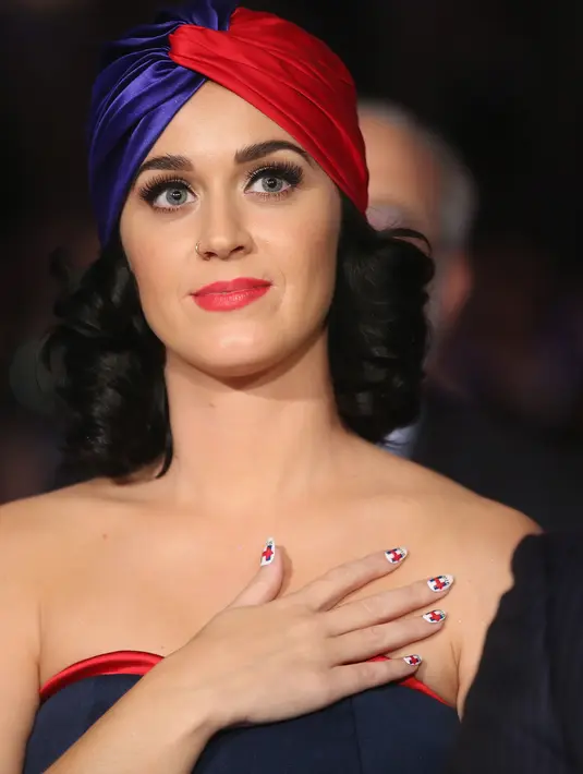 Dukungan dari penyanyi kelas dunia Katy Perry tentunya sangat berarti. Hillary Clinton merupakan kandidat teratas yang telah mengamankan posisinya untuk Partai Demokrat. (AFP/Bintang.com)