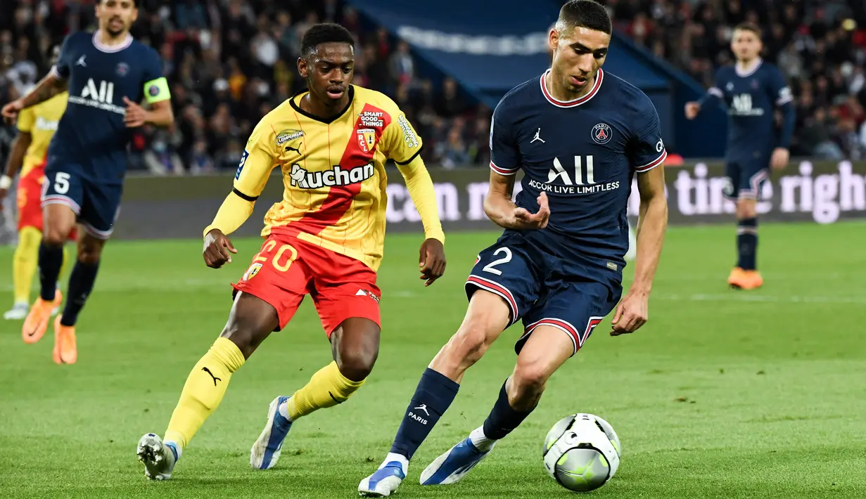 <p>Gelandang Lens, David Pereira da Costa (kiri) berebut bola dengan bek Paris Saint-Germain (PSG)Achraf Hakimi dalam pekan ke-34 Ligue 1 di Parc des Princes, Minggu (24/4/2022) dini hari WIB. PSG sudah memastikan gelar juara Ligue 1 Prancis berkat hasil imbang 1-1 dengan tamunya Lens. (Alain JOCARD / AFP)</p>