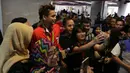 Peraih medali emas bulutangkis Olimpiade Rio 2016, Tontowi Ahmad, berfoto dengan karyawan SCTV di Studio SCTV, SCTV Tower, Jakarta, Kamis (25/8/2016). (Bola.com/Arief Bagus)