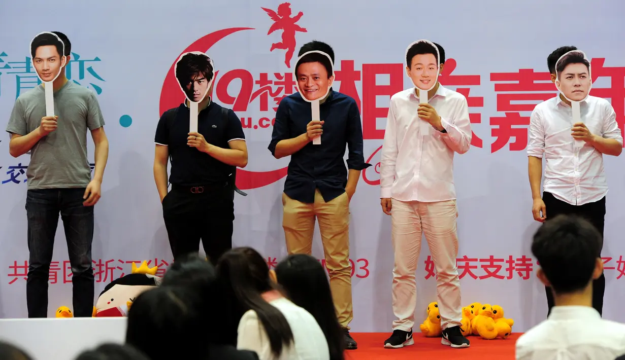 Beberapa peserta bermain games saat mengikuti acara perjodohan di Hangzhou, China timur, Minggu (29/5/2016). Acara yang diselenggarakan di Universitas Zhejiang ini menarik minat lebih dari 20.000 orang lajang. (STR/AFP)