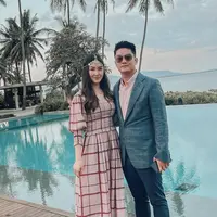 Beberapa hari belakangan tersebar kabar bahagia tentang pernikahan Boy William dan Karen Vendela. Namun Kemarin, Senin (28/6/2021), Boy dan Karen mengumumkan kabar terkini pernikahan mereka yang akan ditunda karena Covid-19 semakin menggila. (Instagram/karbearv)