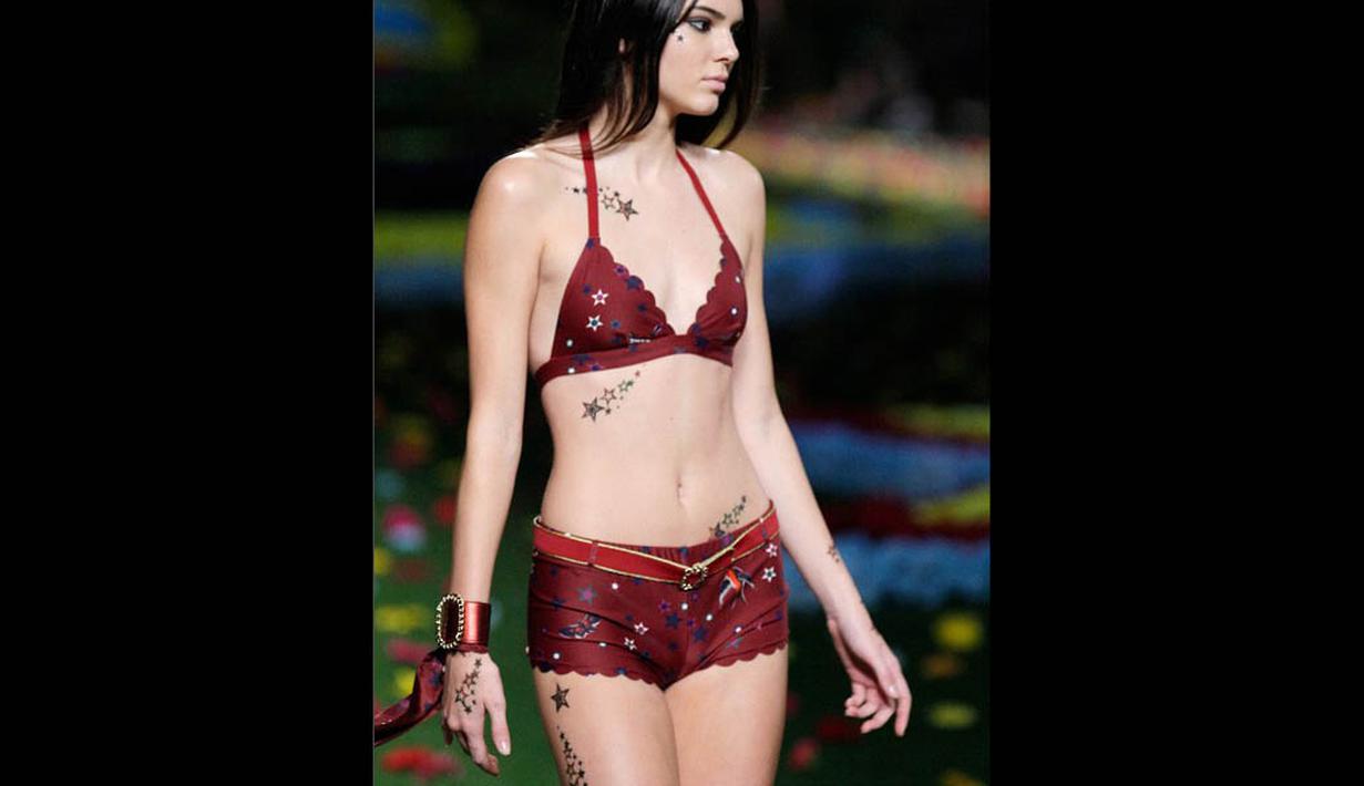 Kendall Jenner juga terlihat menghiasi beberapa bagian tubuhnya dengan temporary tattoo bergambar bintang, New York City, Senin (8/9/14). (Randy Brooke/Getty Images for Tommy Hilfiger/AFP)