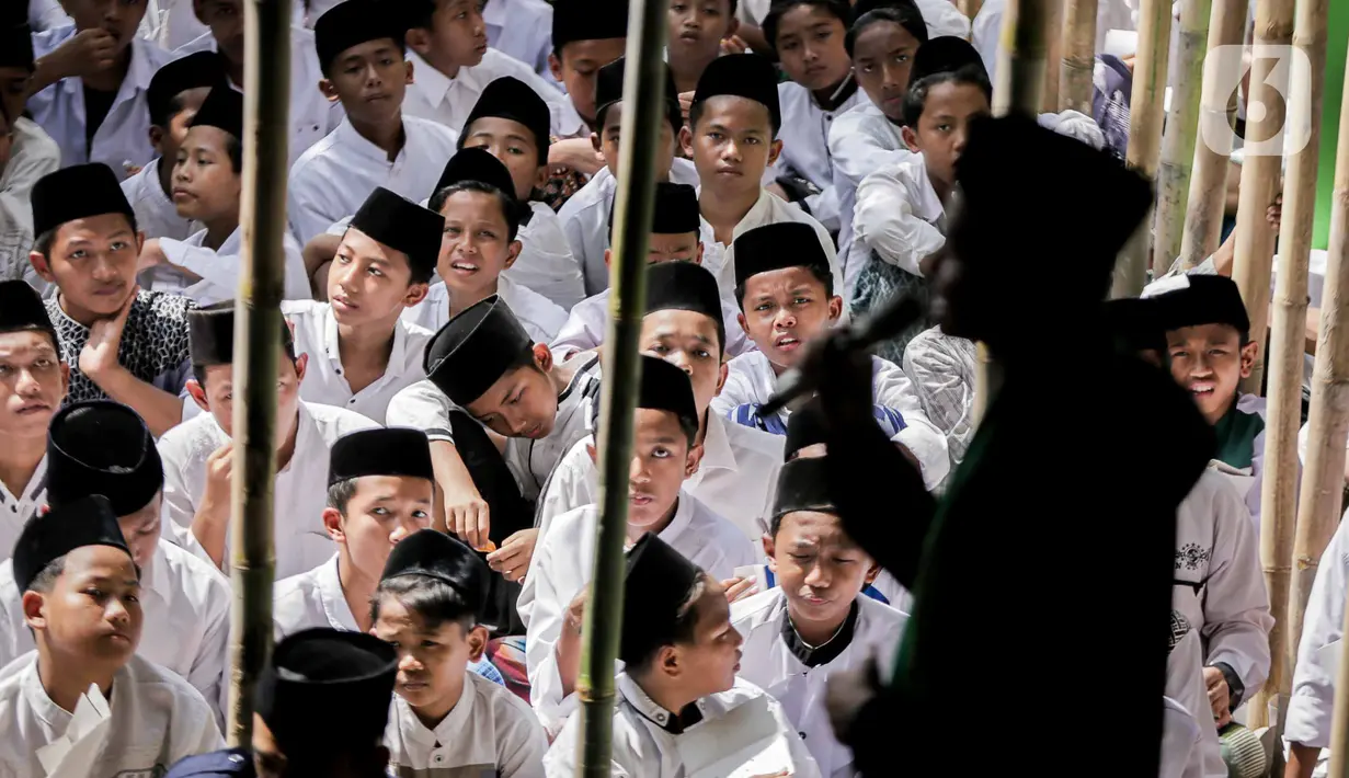 "Ini para santri pada mau jadi tentara, psikolog, dokter. Enggak ada jadi kiai, ya," kelakar Ganjar. (Liputan6.com/Faizal Fanani)
