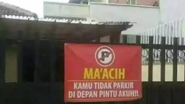 10 Potret Larangan Parkir Nyeleneh, Tulisannya Kocak