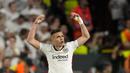 Penyerang Frankfurt, Rafael Santos Borre melakukan selebrasi usai mencetak gol ke gawang Rangers pada pertandingan final Liga Europa di stadion Ramon Sanchez Pizjuan di Seville, Spanyol, Kamis (19/5/2022). Frankfurt mengalahkan Rangers 5-4 dalam adu penalti setelah pertandingan pertandingan berakhir imbang 1-1. (AP Photo/Manu Fernandez)