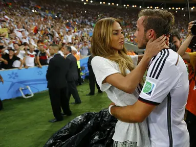 Disela-sela selebrasi gelar juara Piala Dunia 2014, Brasil, (14/7/2014), sejumlah pemain Jerman memanfaatkan waktu melepas rindu bersama orang terkasih. (REUTERS/Darren Staples)  