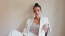 <p>Tampil bak lady boss, Nadya terlihat memadukan set blazer putih dengan tank top warna cream. (Instagram/nadyahutagalung).</p>