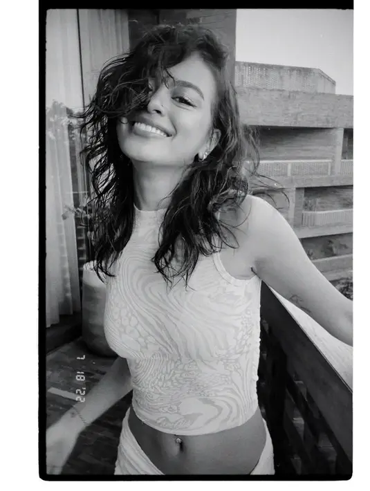 Eva memang dikenal sebagai salah satu aktris yang memiliki body goals idaman para wanita. Penampilan barunya ini memancarkan aura yang memesona mirip dengan sang ibunda, Sophia Latjuba. (Liputan6.com/IG/@evacelia)