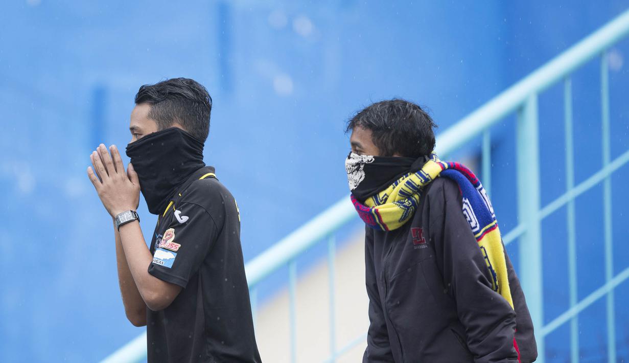 Pendukung Gresik United mendukung tim kesayangannya saat menghadapi Sriwijaya FC pada laga Piala Jenderal Sudirman di Stadion Kanjuruhan, Malang, Kamis (19/11/2015). (Bola.com/Vitalis Yogi Trisna)