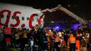 Tim penyelamat dan petugas pemadam kebakaran bekerja setelah sebuah pesawat tergelincir di landasan pacu Bandara Sabiha Gokcen, Istanbul, Turki, Rabu (5/2/2020). Pegasus Airlines telah mengonfirmasi tentang kecelakaan ini, tapi belum memberikan rincian lebih lanjut. (AP Photo/Emrah Gurel)