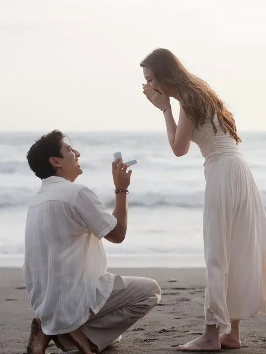 <p>Sambil membuka kotak cincin dan berlutut di hadapan sang kekasih, Harris pun melamar Haviza. Tampak pemandangan indahnya pantai Bali pun semakin memberikan kesan romantis. [@donnywg@lovoto.bali @adisukamotret]</p>