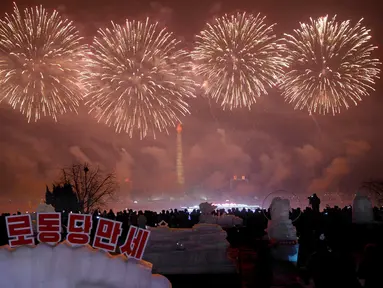 Pertunjukan kembang api mengawali perayaan tahun baru di Pyongyang, Korea Utara (Korut), Minggu (1/1). Pesta kembang api selama 20 menit itu disiarkan secara langsung oleh KRT, sebuah televisi yang dikelola negara. (KCNA/via Reuters)