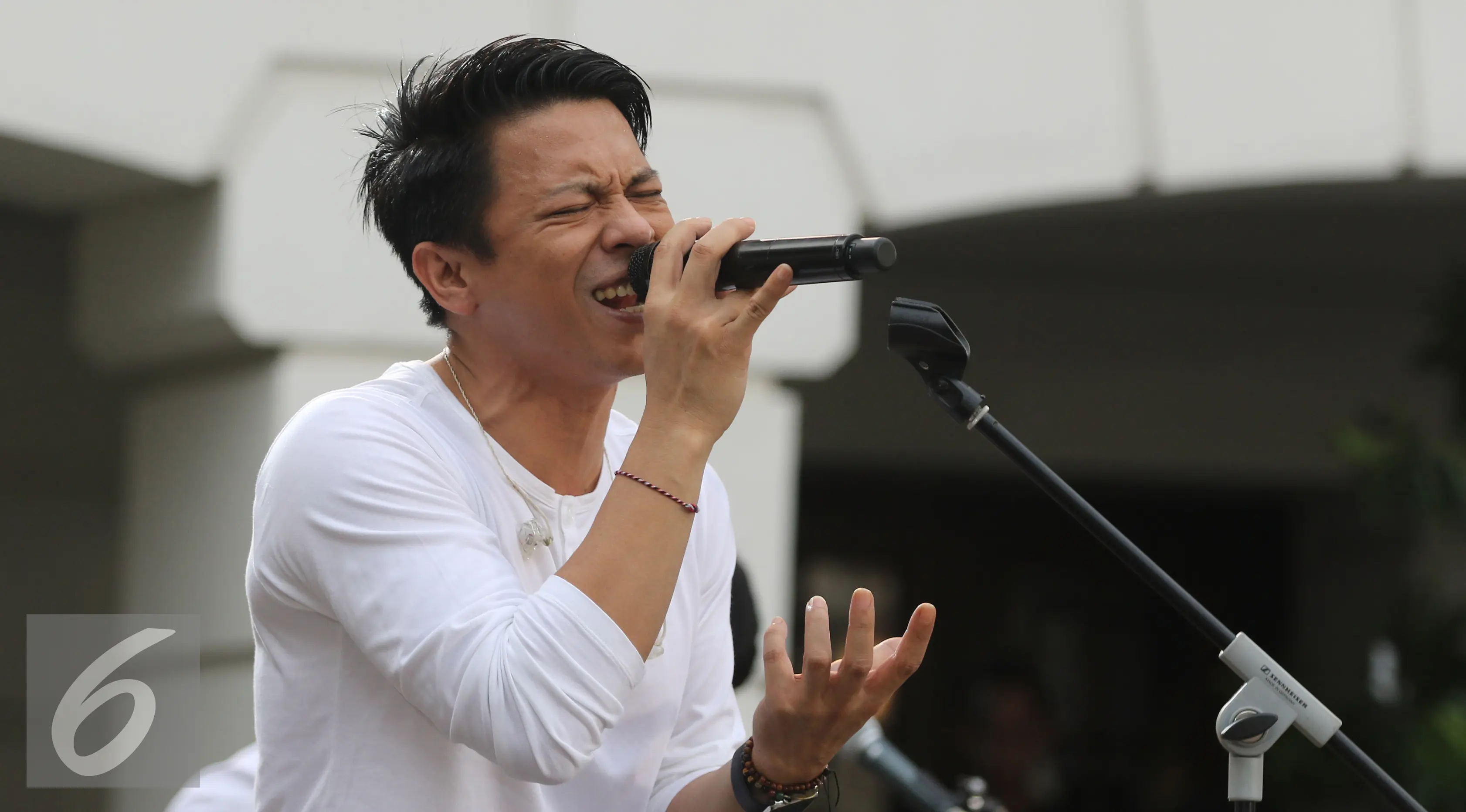 Penampilan Vokalis band Noah Ariel dalam Intimate Music Concert bertajuk "Eargasm Noah" yang digagas oleh vidio.com, di kawasan kota,Jakarta,Rabu (15/6/2016). Band Noah membawakan 8 lagu dalam konser tersebut (Liputan6.com/Herman Zakharia)