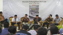 Suasana acara diskusi buku Melawan Konspirasi Global di Teluk Jakarta yang diselenggarakan di Jakarta, Kamis (31/5). Diskusi tersebut menceritakan sebuah konspirasi global yang bertabrakan dengan semangat berdikari. (Liputan6.com/Pool/Odoy)