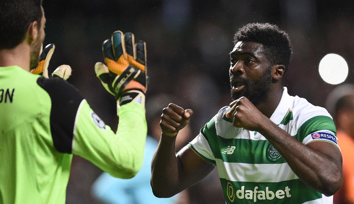 Ekspresi Kiper Cetic, Craig Gordon (kiri) dan rekannya Kolo Toure usai timnya menahan imbang Manchester City pada laga Grup C Liga Champion di Celtic Park stadium, Glasgow, Kamis (29/9/2016)dini hari WIB. (AFP/Oli Scarf)