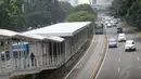 Bus APTB dan Bus Transjakarta melintas di halte bus Transjakarta Karet II, Jakarta, Jumat (6/6/14). (Liputan6.com/Faizal Fanani)