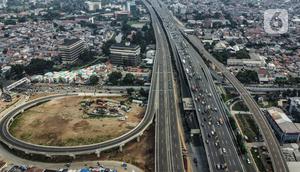 Pandangan udara Off Ramp Jatiwaringin Tol Becakayu yang mulai beroperasi, Selasa (25/10/2022). Kepala Dishub DKI Jakarta Syafrin Liputo mengungkapkan rekayasa lalu lintas dilakukan karena Off Ramp Jatiwaringin Tol Becakayu mulai beroperasi yang berlangsung hingga 4 November mendatang. (merdeka.com/Iqbal S. Nugroho)