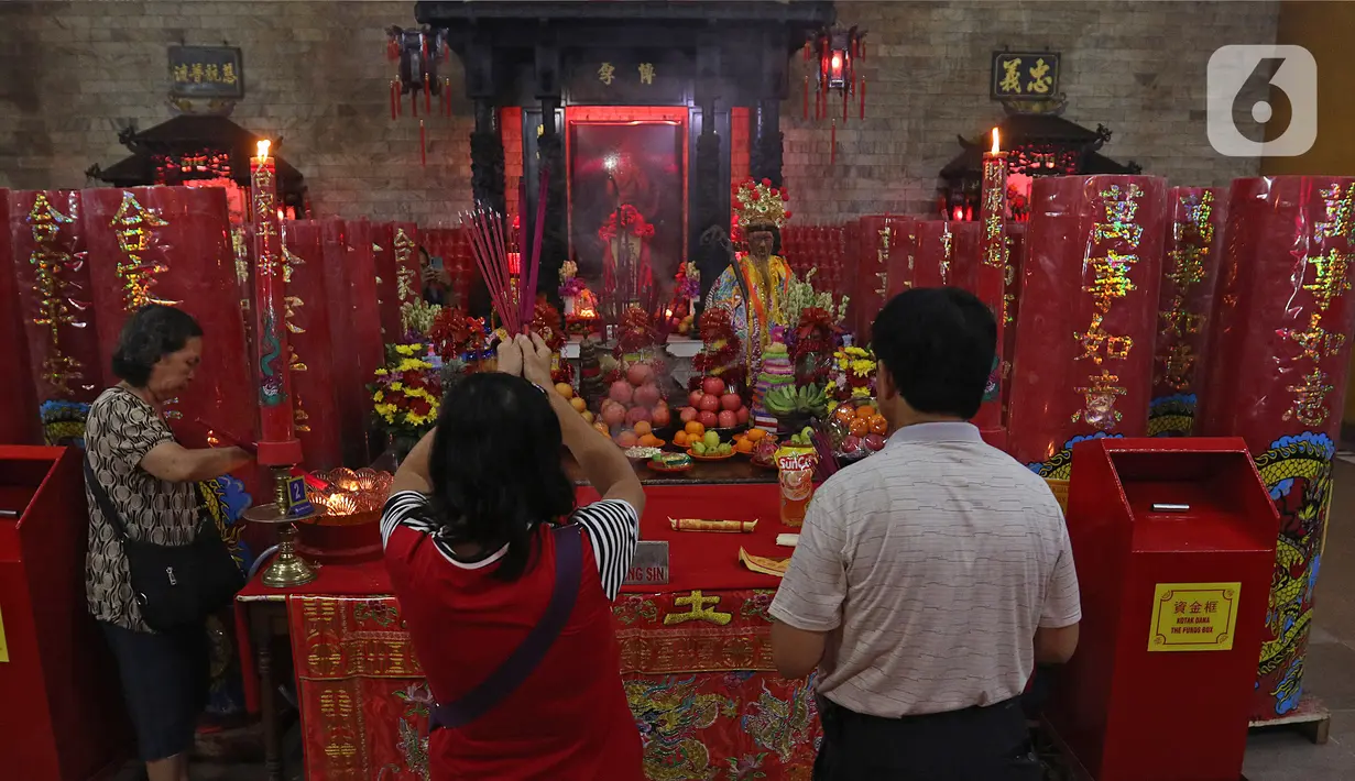 Warga keturunan Tionghoa melaksanakan sembahyang di Vihara Amurva Bhumi, kawasan Karet Semanggi, Jakarta, Jumat (24/1/2020) malam. Ibadah tersebut dalam rangka menyambut Tahun Baru Imlek 2571/2020. (Liputan6.com/Herman Zakharia)