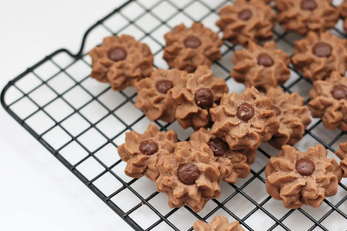 kue semprit coklat