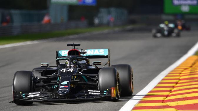 Pembalap Mercedes Lewis Hamilton mengemudikan mobilnya selama Formula 1 Grand Prix di Spa-Francorchamps, Spa, Belgia, Minggu (30/8/2020). Lewis Hamilton menempati posisi pertama disusul pembalap Mercedes Valtteri Bottas serta pembalap Red Bull Max Verstappen. (John Thys, Pool via AP)